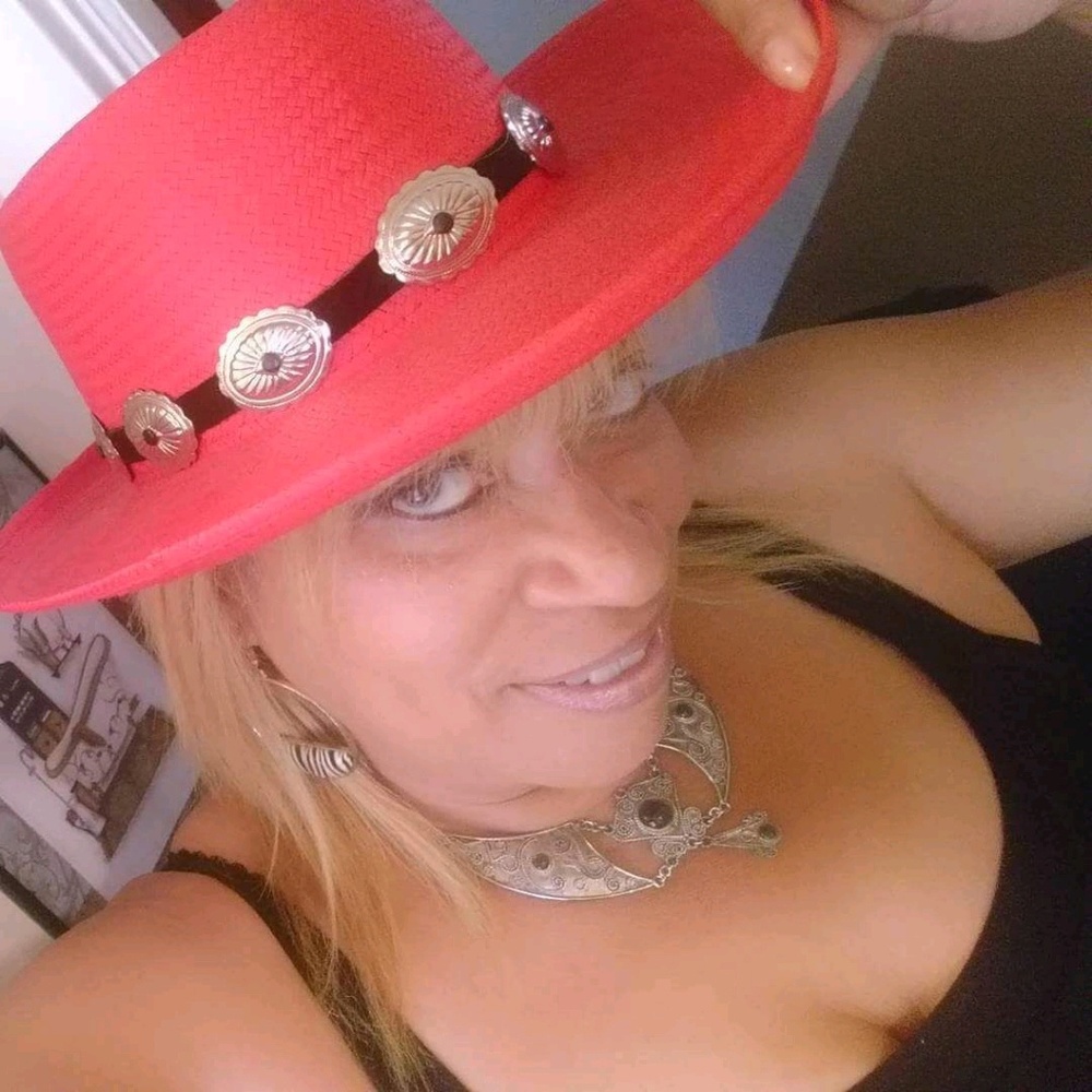 Meet your Posher, Estela